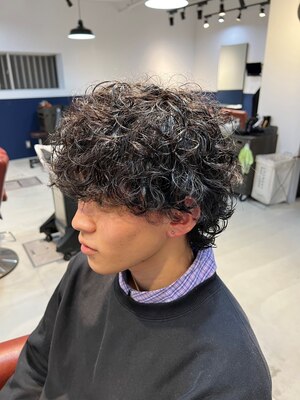 メンズのトレンドヘアデザインならお任せください。美容室に抵抗があるお客様も気兼ねなく来店できます。