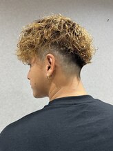 〈カット＋スペインカール〉ハイウエイトでスッキリさせつつ前髪を下ろす外国人風スタイル。[京都/カール］