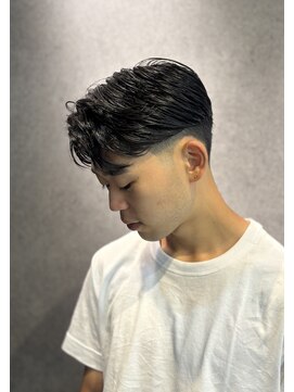 フジヤマバーバーショップ アジト(FUJIYAMA BARBER SHOP ajito) テーパーフェード×センターパート