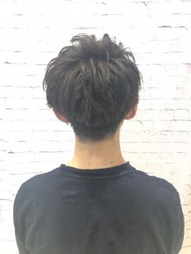 ミーティア バイ クアトロ(Meteor By QUATRO) 束感重視のメンズ刈り上げスタイル