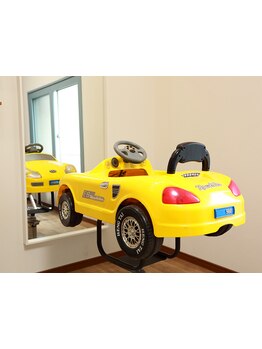 【キッズカット￥2750】子育て中の忙しいママさんも気軽に通える☆お子様用の車型施術チェアをご用意♪