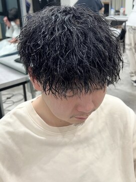 イーラ(era) ツイストスパイラルパーマ黒髪マッシュツーブロック眉毛