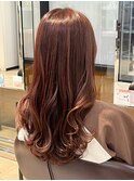 ふんわり巻き髪と春色ピンク