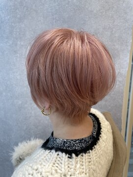 ショートボブ×コーラルピンク