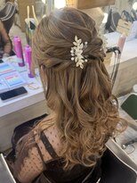 ヘアメイク エンカレッジ(HAIR MAKE encourage)&nbsp;お呼ばれにおすすめ。ルーズな捻りハーフアップ