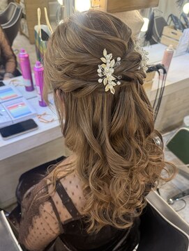 ヘアメイク エンカレッジ(HAIR MAKE encourage) お呼ばれにおすすめ。ルーズな捻りハーフアップ