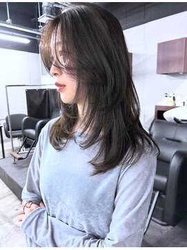 ピア ヤクイン(Pia Yakuin) ハッシュレイヤーカット