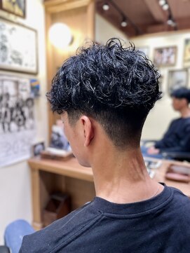 フォーコーナーズ(Four Corners) 大人スキンフェードツーブロック刈り上げマンバン30代40代