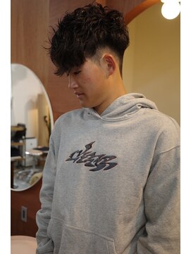 エディ(Edy) メンズ波巻きスパイラルパーマスキンフェード刈り上げ眉毛カット