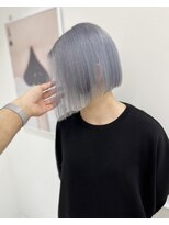 ナナ(NANA)&nbsp;シルバー/グレー/ブリーチ/カラー/ボブカット/刈り上げ
