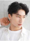 大人の抜け感を演出する、今トレンドのフェザーパーマ