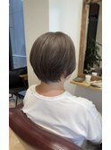 丸みショート×白髪ぼかしグレー