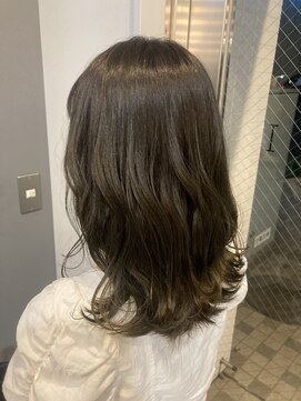 カルゥグラッシー(KALOU glassi) オリーブカラー×外はねミディアム☆【中村隆寛】