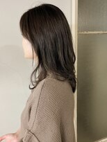 タヴィ(Tavi)&nbsp;アッシュブラウンの暗めカラー/ミディアムレイヤーカット/カラー