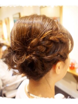 みつばちの美容室 編み込みアップ