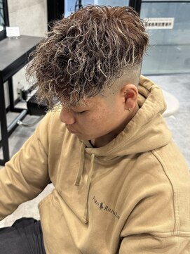 イーラ(era) スペインカール平巻き前下がりフェードスパイラルパーマ