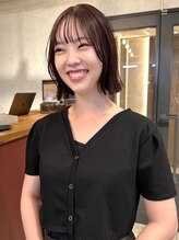 アトリエ(atelier.)&nbsp;外ハネ 顔周りレイヤー アッシュブラウン くびれヘア 前髪カット