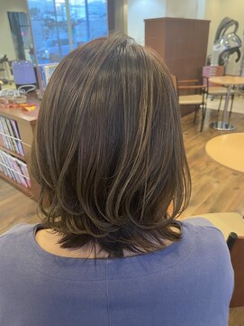 アッシュ アーティスティック スタジオ オブ ヘア(Ash artistic studio of hair) ミディアム×ハイライト