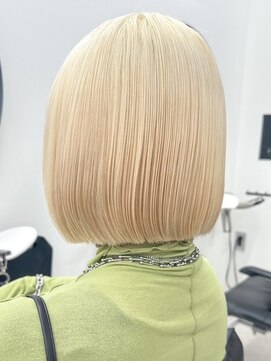 ヒビヲ(HIBIO) ショートボブダブルカラーハイトーン切りっぱなしブリーチカラー