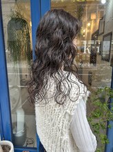 キキ(kiki)&nbsp;【shiori】ナチュラルなロングパーマ