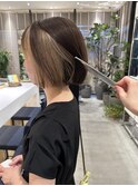 大人かわいいインナーカラーベージュ前下がりボブ切りっぱなし