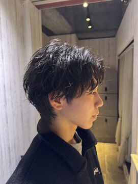 アクシー ヘアーアンドメイク(AXY HAIR&MAKE) フェザーショートフェザーパーマセンターパート無造作ツイスパ