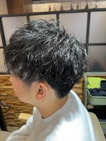 カミビト マヴィー(kamibito mavie)&nbsp;スパイラルパーマツイストパーマアップバング短髪メッシュ