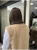 ベージュ×パツッとボブ