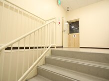 雅(MIYABI)の雰囲気（1階ファミリーマート店内の階段を登ってご来店お願い致します。）