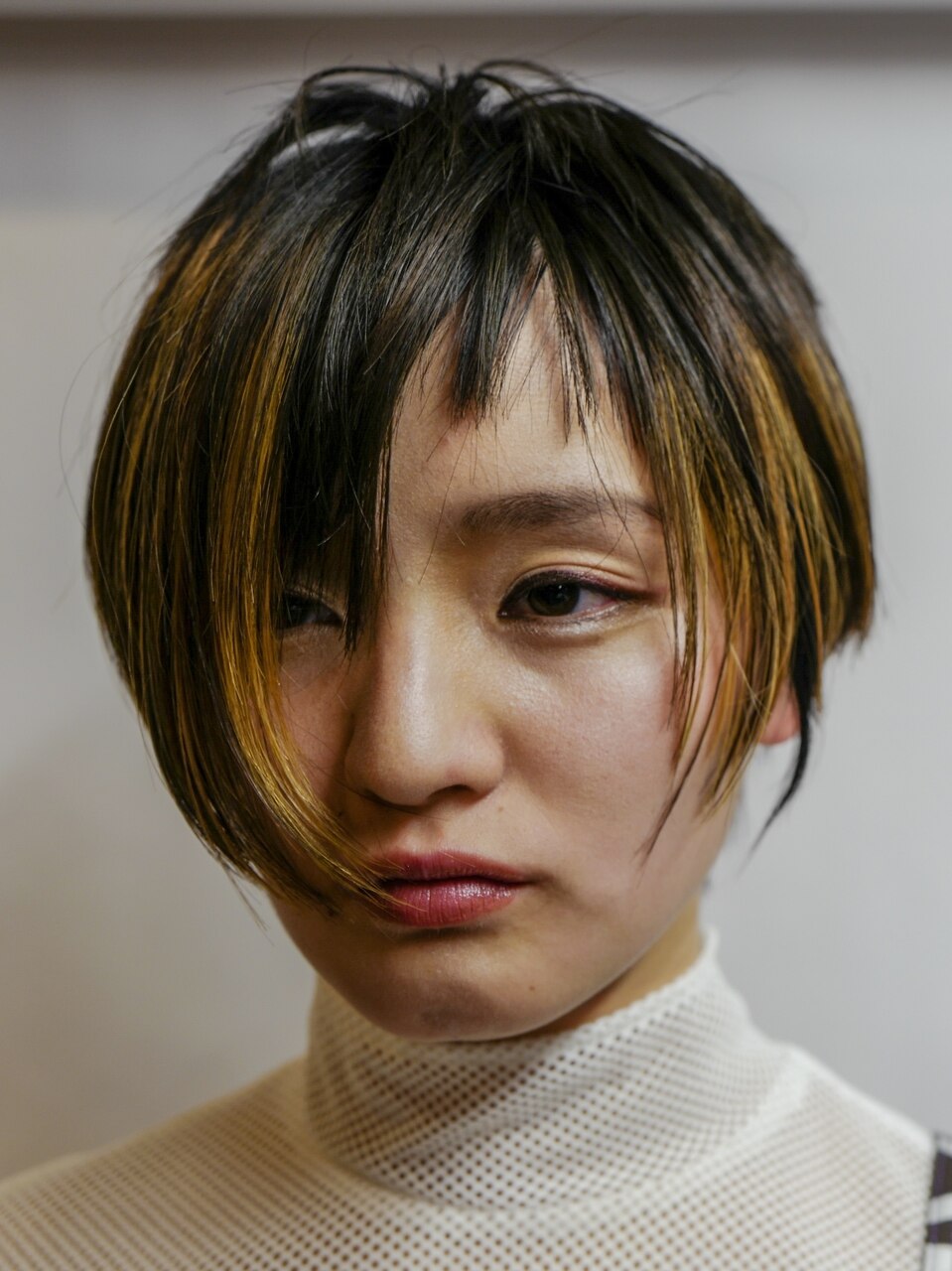 アシンメトリーショートヘア×ハイライトカラー：L018267206｜ア