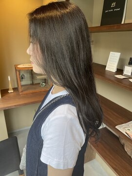 イニ(ini) 伊達　赤みを抑えた柔らかオリーブベージュ◎