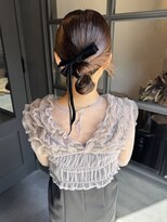 ニュートライズ(NEUTRIZE)&nbsp;大人シニヨン　お呼ばれヘアアレンジ　ベロアアレンジ