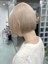 サンクプロジェクト(cinq PROJECT)&nbsp;グレージュミルクティーベージュカラー切りっぱなしボブブリーチ