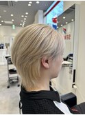 ホワイトブロンドブリーチカラーセンターパートウルフメンズ