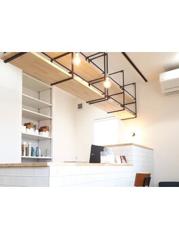 白基調の清潔感溢れる店内。ゆったりとした時間が流れる店内で、特別なサロンタイムをお過ごしください―。