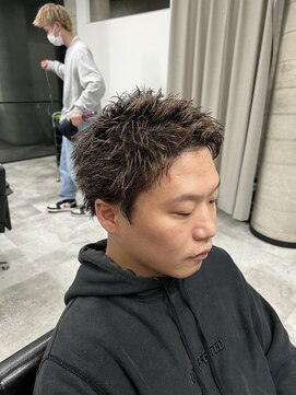 イーラ(era) スーツ短髪ツーブロック束感モテる黒髪シークレットパーマ流行