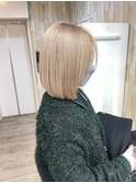ダブルケアブリーチ　ホワイトベージュ　ぶつ切りボブ