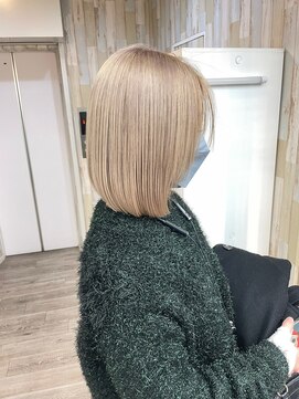 ナンバー ブラオ 名古屋栄(N° blao) ダブルケアブリーチ　ホワイトベージュ　ぶつ切りボブ