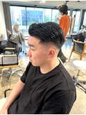 クラシックなコームオーバーヘアスキンフェードスタイル