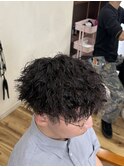 強めでもいやらしくない。計算されたツイストスパイラル