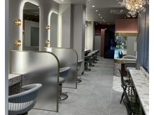 ヘアメイク アース 新宿御苑店(HAIR & MAKE EARTH)の雰囲気（ウッド調の可愛く癒しの雰囲気です。）