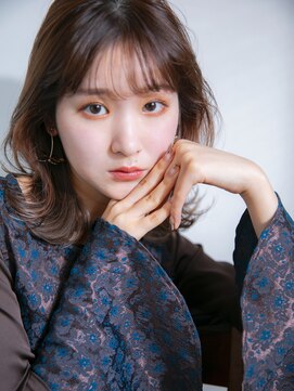 シー 岡崎(,SHE) ヨシンモリ？大人っぽいオルチャンヘアでドーリーガール