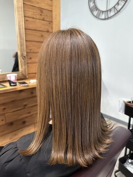 シャッター(Shutter) 外はねミディアム　白髪ぼかし