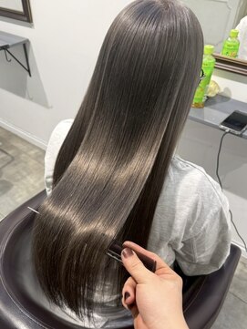 イリ 梅田(ili) ハイライトカラーミルクティーベージュレイヤーカット