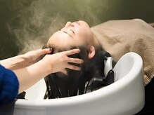 ～照明を落としたこだわりのベッドフラットシャンプー台とヒーリングアロマの香りで癒しのひと時を。。。