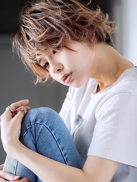 ピケ(pique) 束間で動きのあるショートに/プラチナグレージュ/段カット