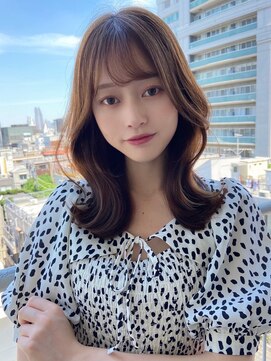 アイヴィ 表参道(IVY) ベージュカラー　小顔見せ韓国ヘア 流れる顔まわりカット