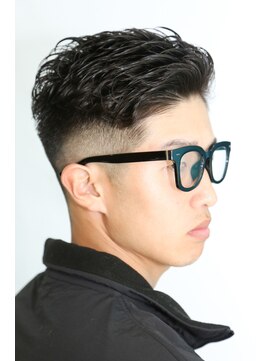 カーウォッシュバーバー(CARWASH BARBER) アップバングサイドパートビジカジフェードバーバースタイル