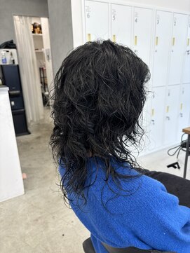 ウルフレイヤーと外国人風強めウェーブパーマ