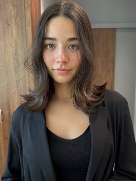 ビュートリアム 南青山(BEAUTRIUM) レイヤーカット外はねミディアムヘア海外レイヤー顔まわり